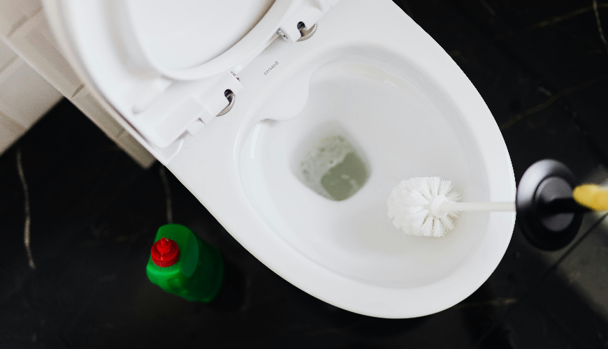 Vodní kámen v záchodě a jak se ho zbavit