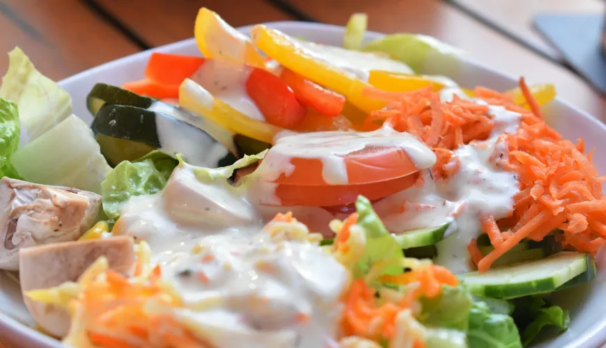 Jak připravit zdravé a chutné zálivky na salát